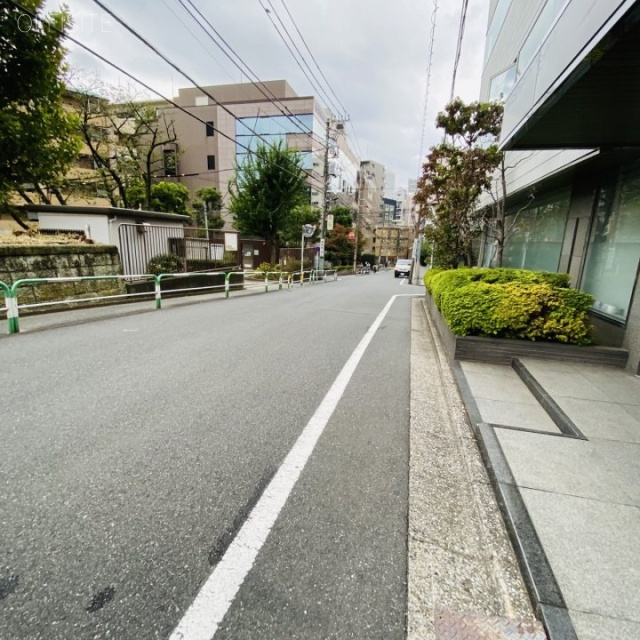 パークサイドビルディング ビル前面道路