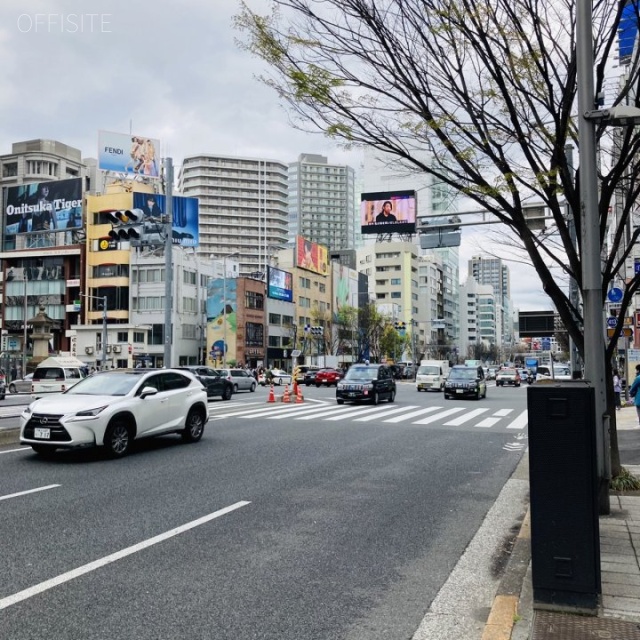青山フェイスビル ビル前面道路