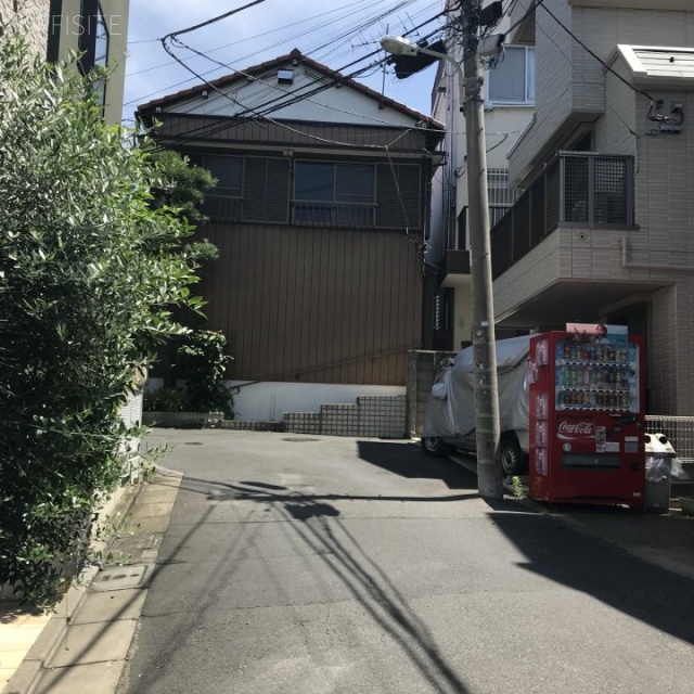 神宮前五丁目戸建一棟貸し ビル前面道路