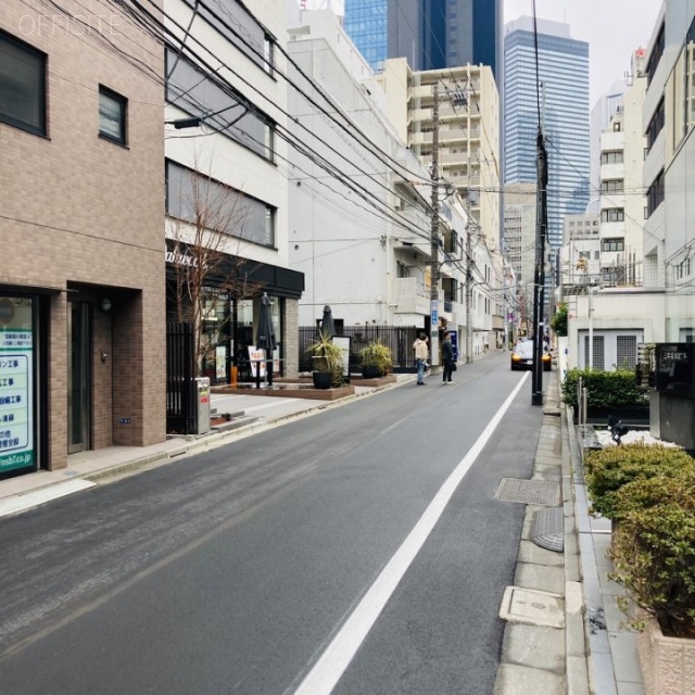 西新宿三晃ビル 4階【403】 123.52坪　ビル前面道路