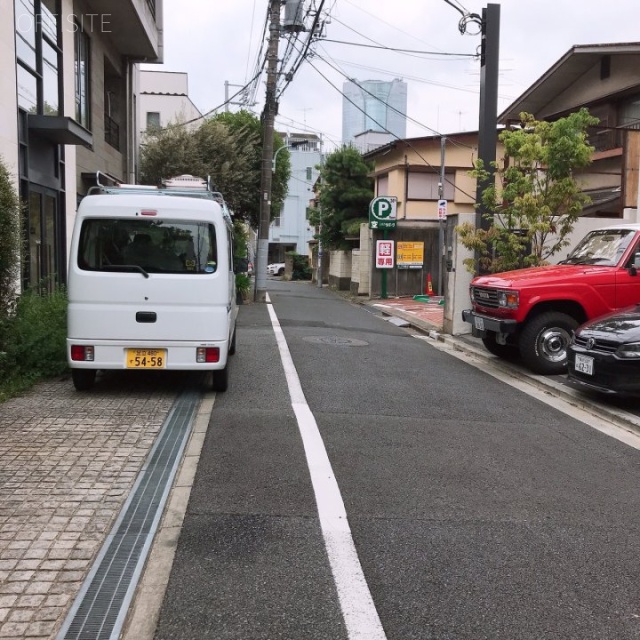 ガーデンブロック南青山 ビル前面道路