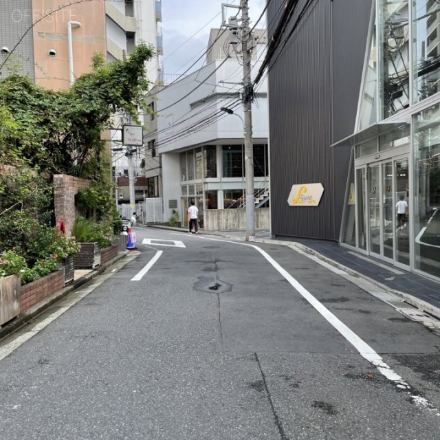 六本木やまうちビル ビル前面道路
