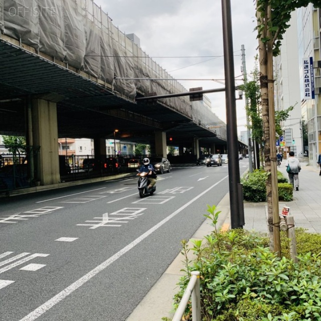 ホンダ御徒町ビル ビル前面道路