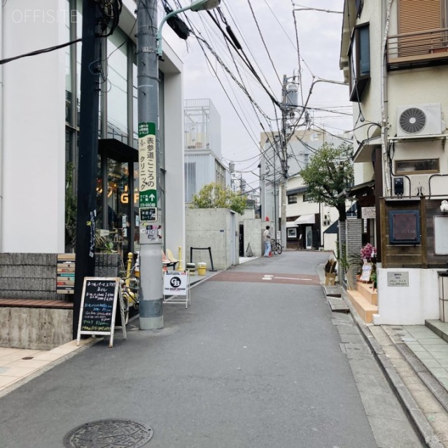 J-CUBE B棟 ビル前面道路