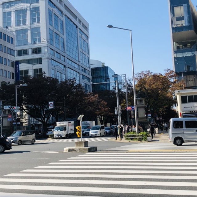 明治安田生命青山パラシオ(青山パラシオタワー) ビル前面道路