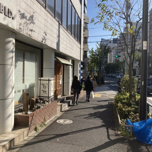 神泉モンドビル ビル前面道路