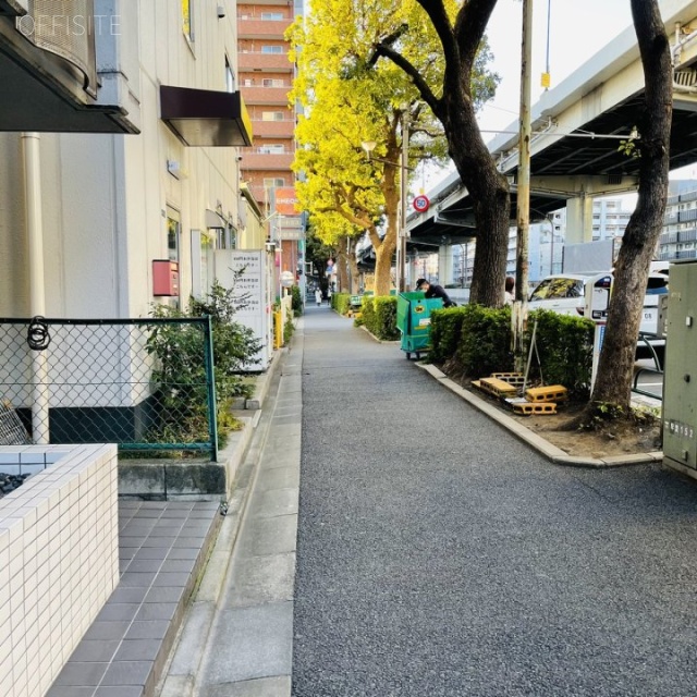 飯田橋三幸ビル ビル前面道路