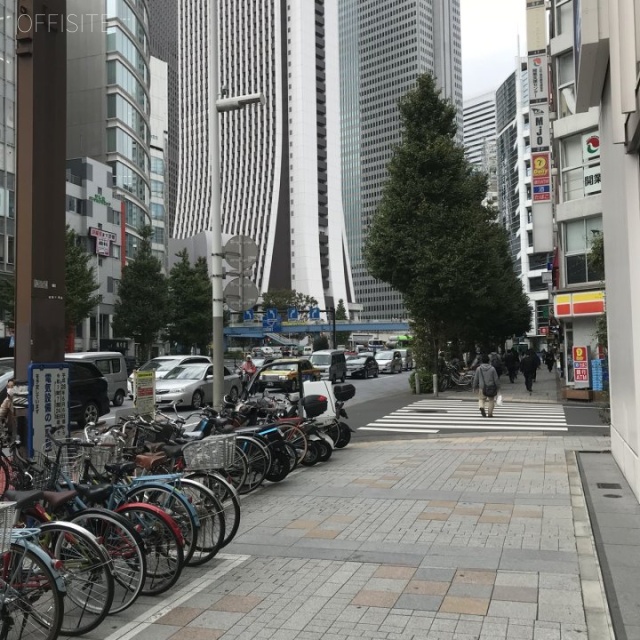 オーガード新宿 ビル前面道路