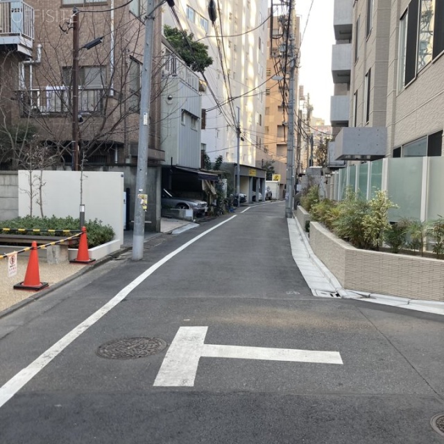 エルオフィス広尾　ビル前面道路