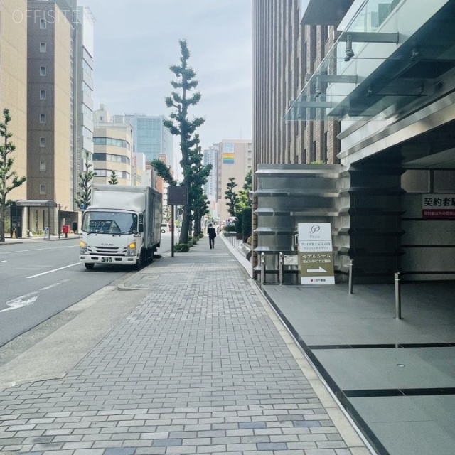 TOSHIN HONMACHIビル 前面歩道