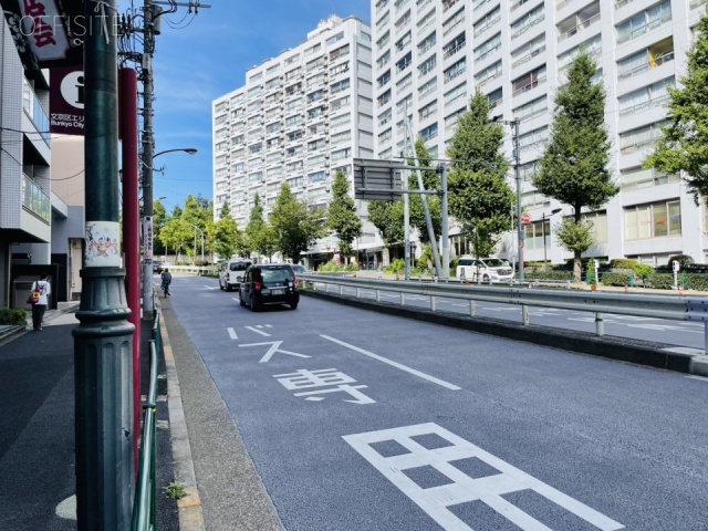 TS.ONE　前面に春日通り