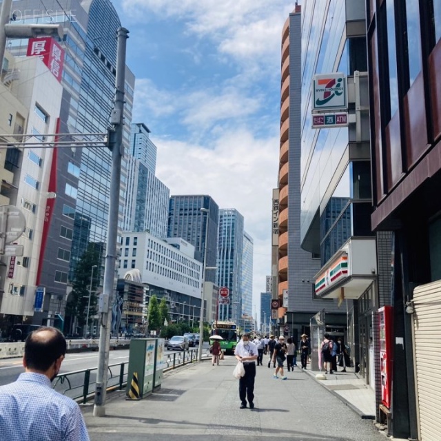 新宿ロイヤルビル ビル前面道路