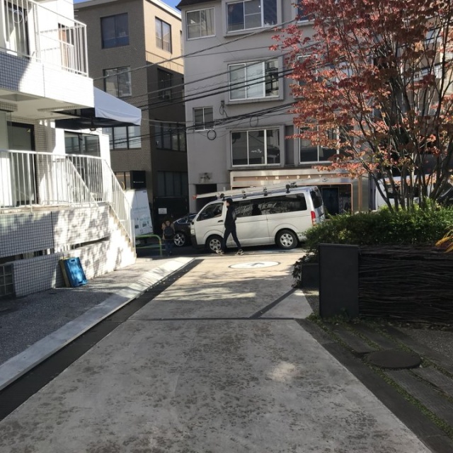 港区南青山三丁目ビル ビル前面道路