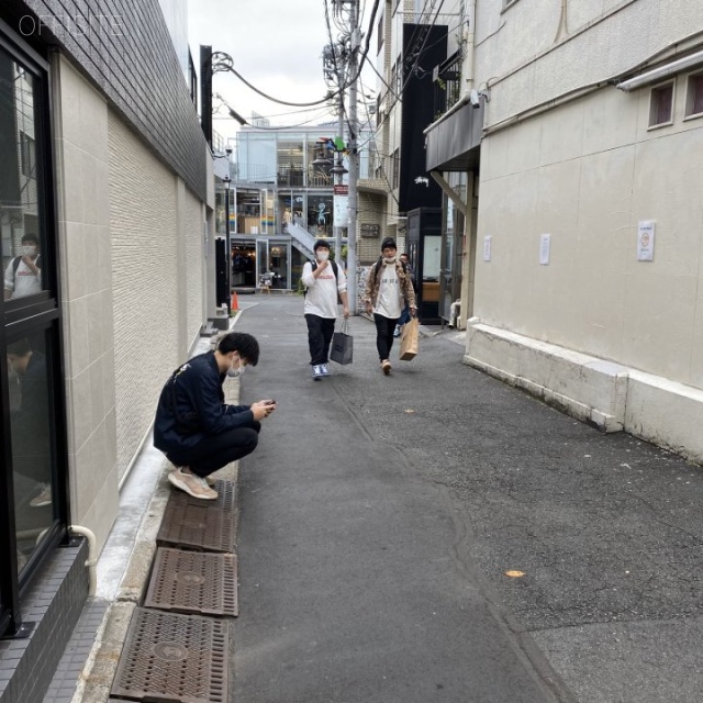 いちご原宿通り ビル前面道路