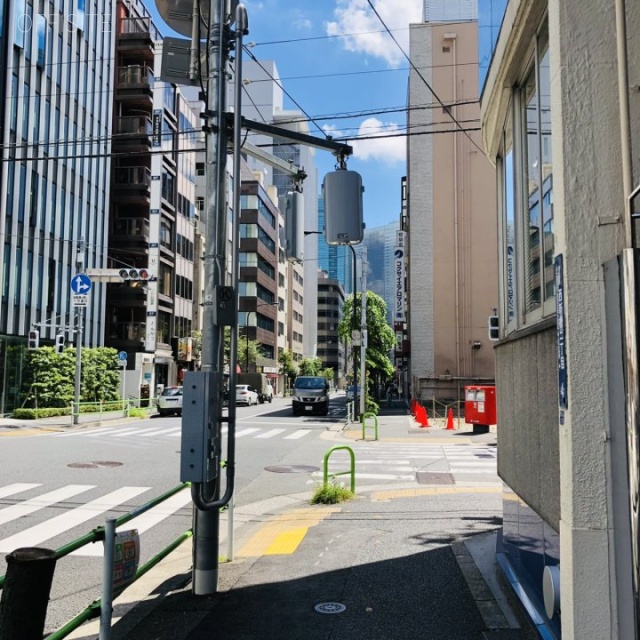 プロス西新橋ビル ビル前面道路
