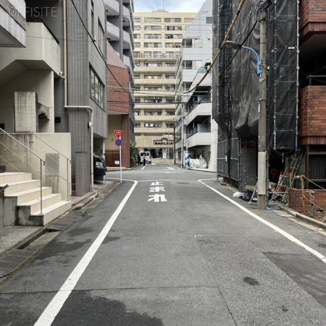 八重洲新宿御苑ビル 前面道路