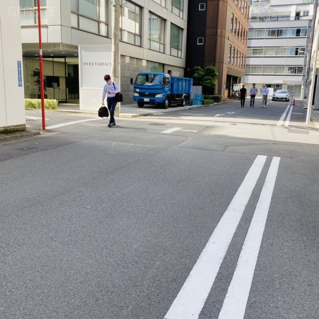 茅場町NTビル ビル前面道路