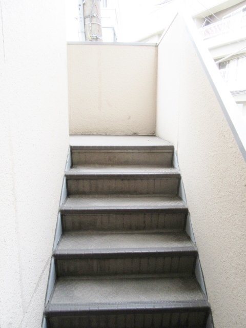 安東ビル 階段