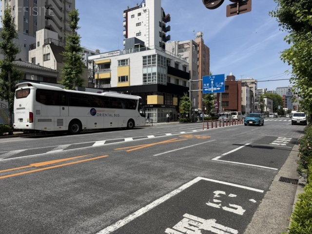 コレクションビル 前面に言問い通り