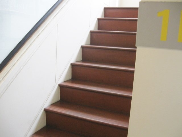 ファルコンビル 階段