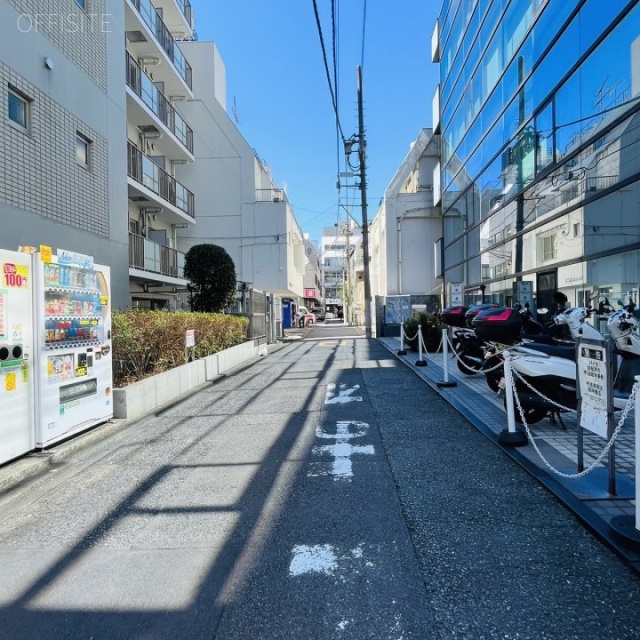 新宿シティ源共同ビル 側道