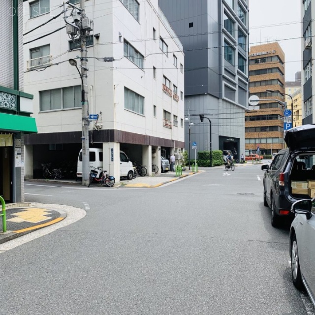 新橋パインビル ビル前面道路