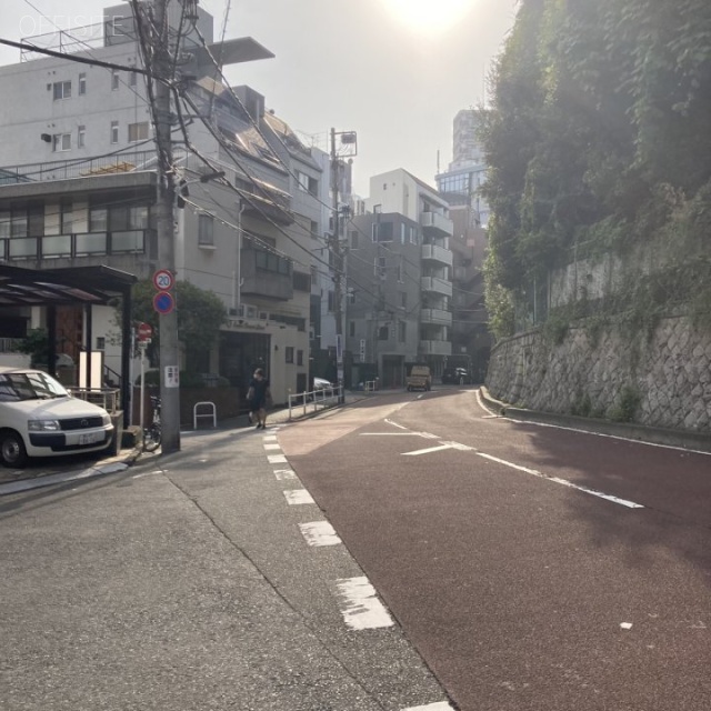 アイザック東麻布 ビル前面道路