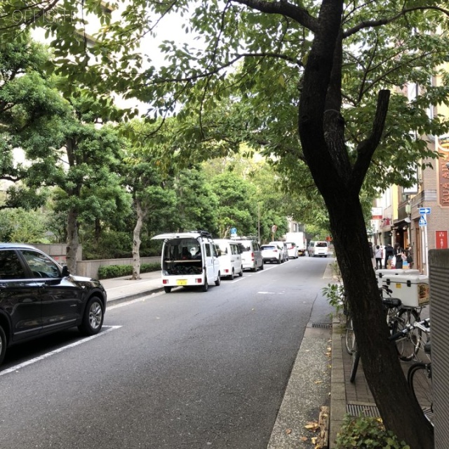 サンジュ共和十番館 ビル前面道路