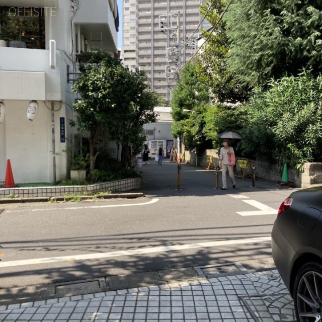 代官山ファーストビル ビル前面道路