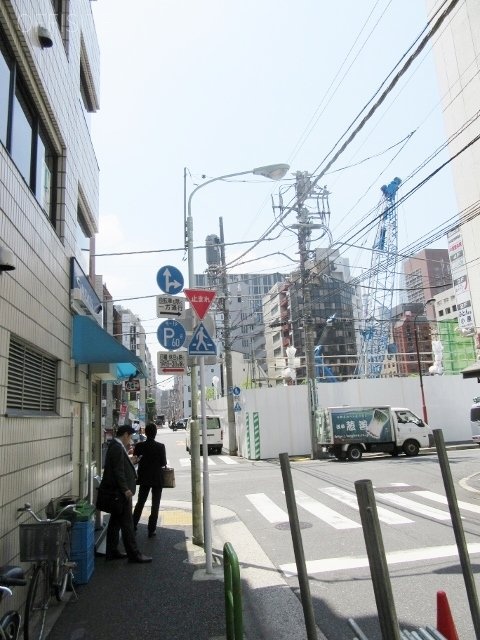 昌栄ビル ビル前面道路