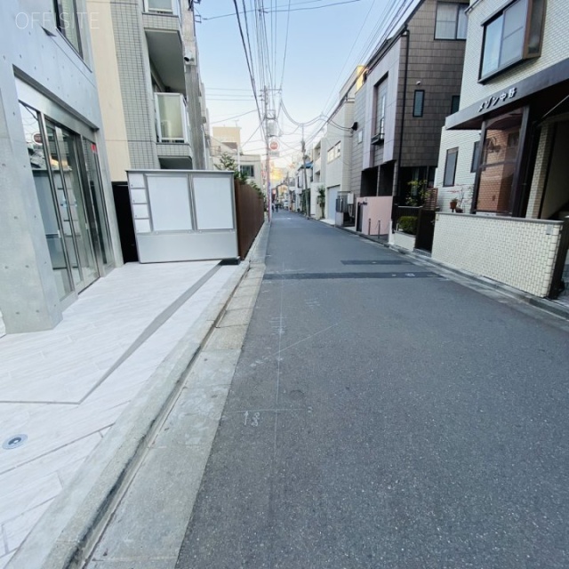 中野スクエア ビル前面道路