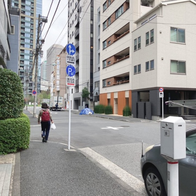 ヤハギ湊ビル ビル前面道路