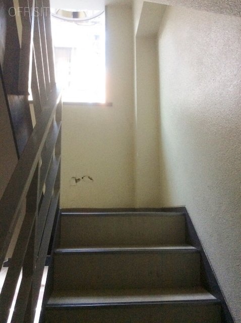 西川台東ビル 階段