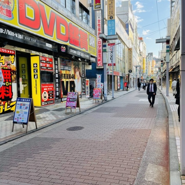 上野富田ビル ビル前面道路