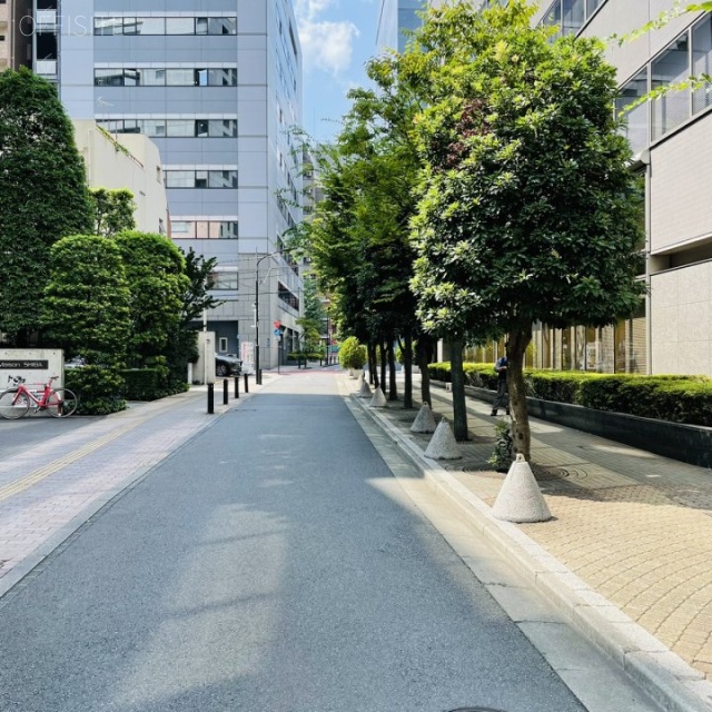 芝SIAビル ビル前面道路