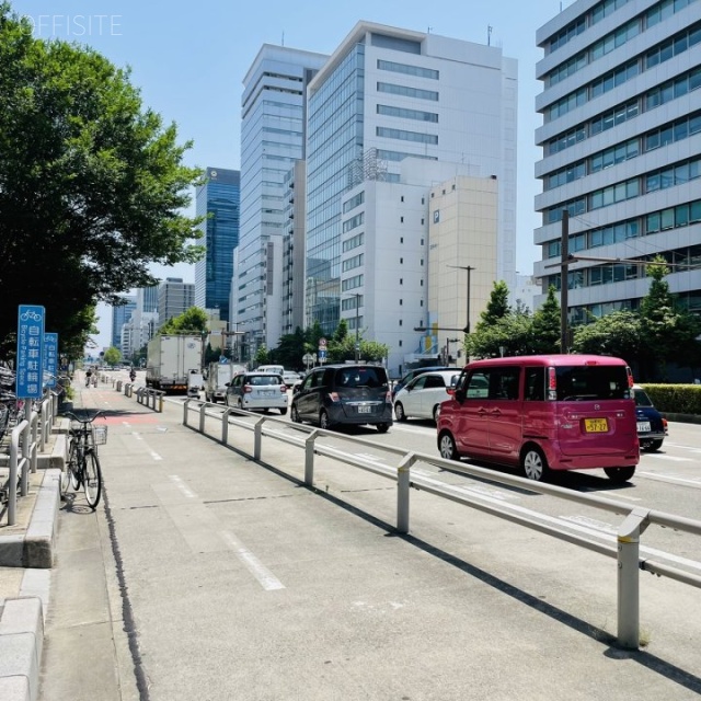 三博ビル 前面に桜通