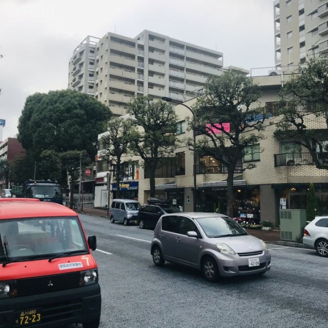 ソフトタウン白金 ビル前面道路