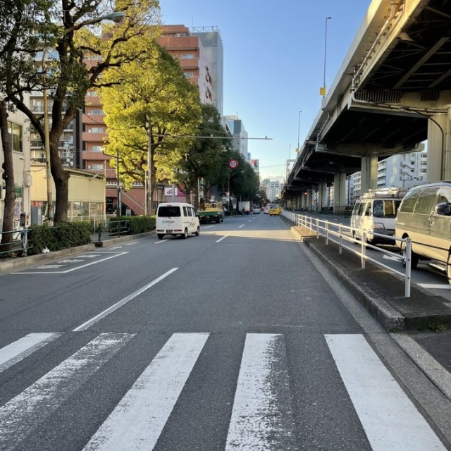 飯田橋三幸ビル ビル前面道路