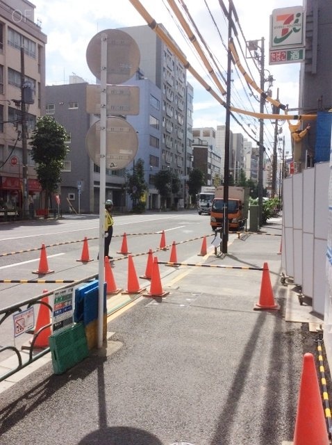 モーリオン湯島 ビル前面道路