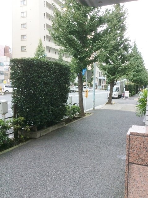 ベルスクエア本郷 ビル前面道路