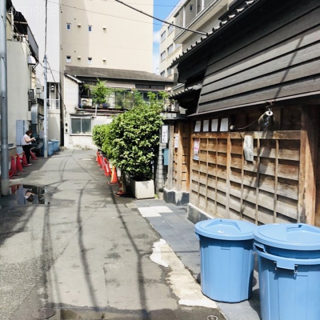 三栄ビル別館 ビル前面道路