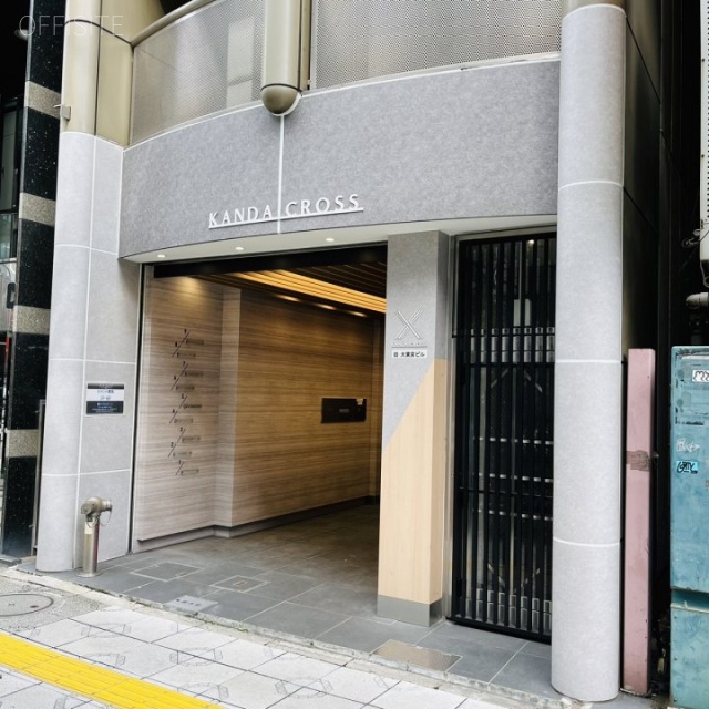 KANDA CROSS　オフィスビル出入口