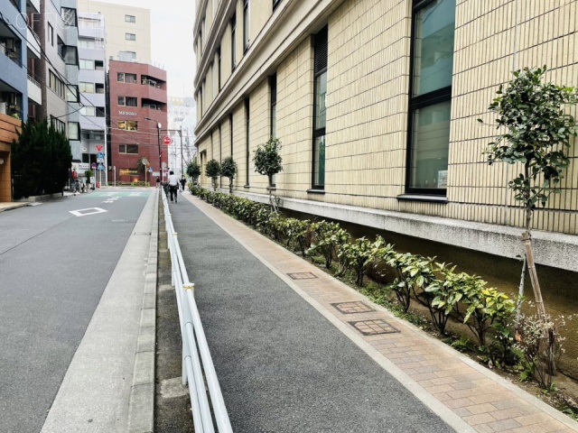 YHビル　前面歩道