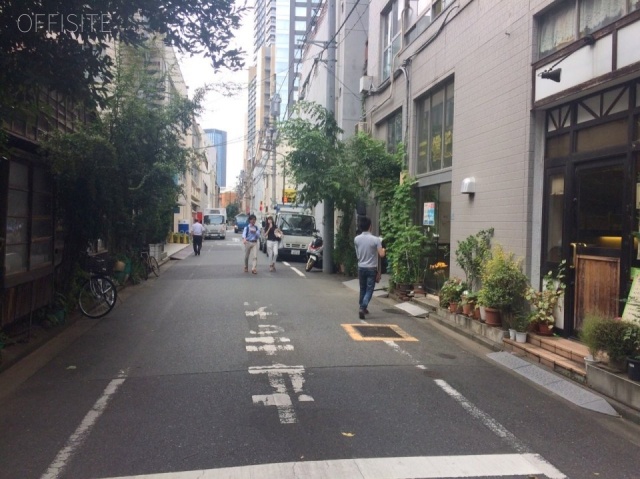 三信ビル ビル前面道路