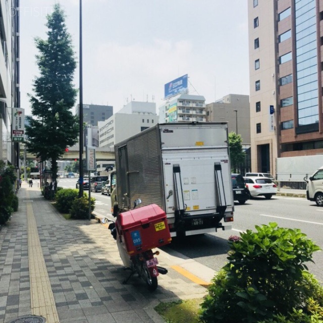 イーグル浜松町 ビル前面道路