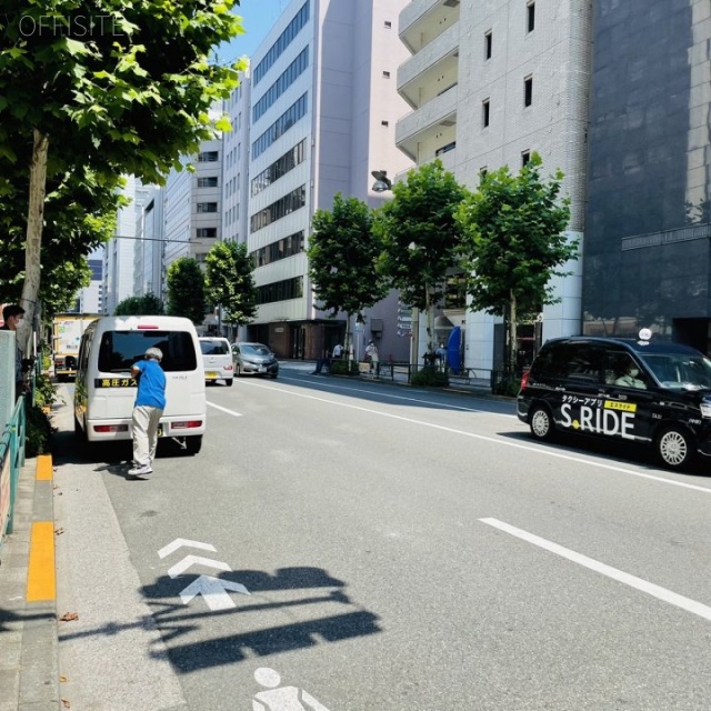 新宿御苑さくらビル ビル前面道路