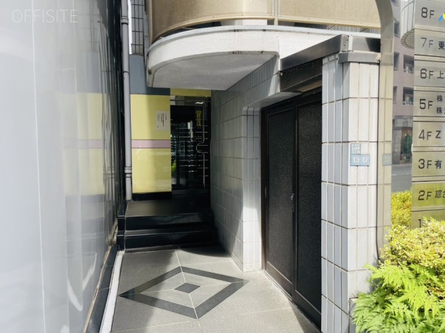 Uビル　オフィスビル出入口