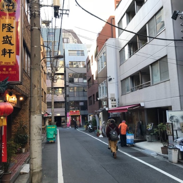 白井ビル ビル前面道路