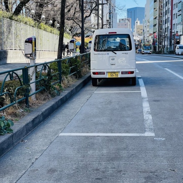 セレクトガーデン池袋ビル 前面に白枠駐車場