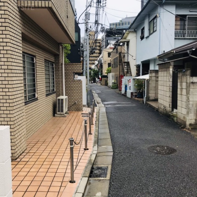 ピュアシティ六本木 ビル前面道路
